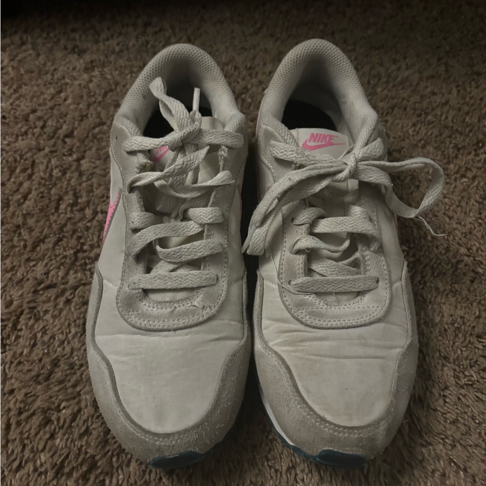 Nike beige Sneakers with Pink Logo